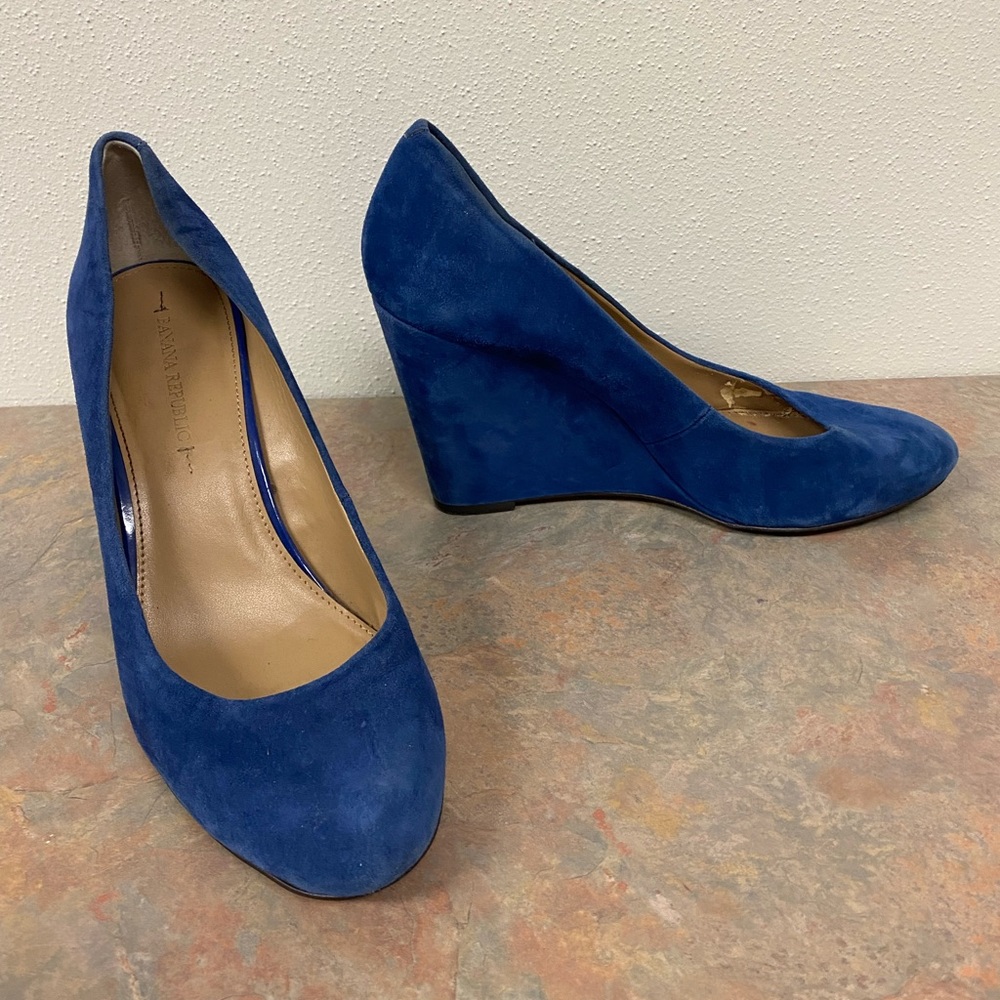 Banana Republic women’s blue suede wedge size 9